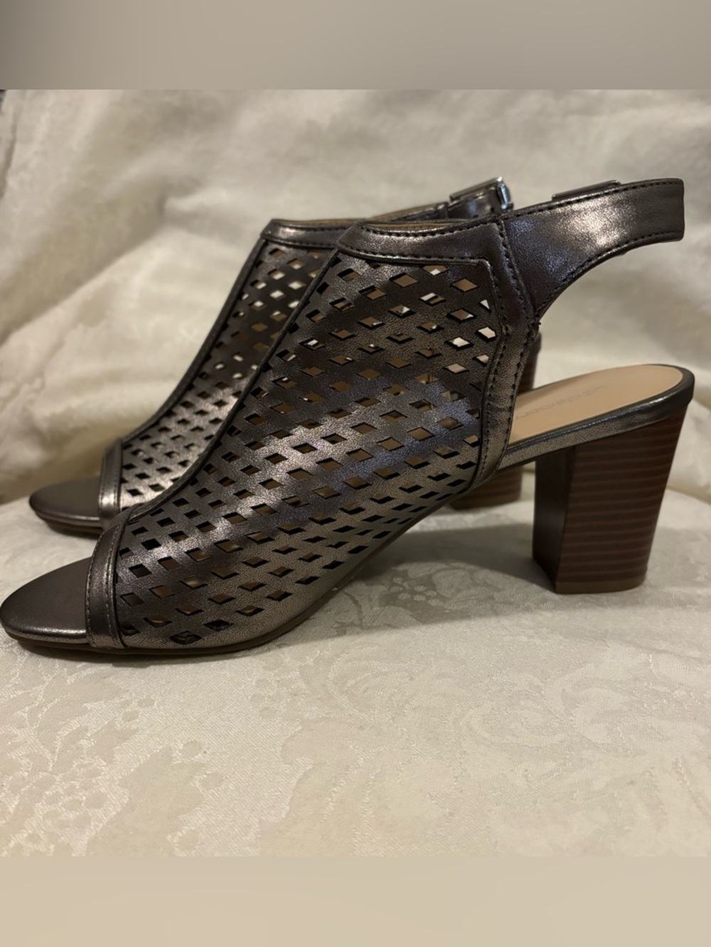 NWOT Liz Claiborne Pewter Sling Back Block Heel, Size 9